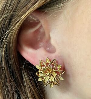 BOGO FREE VTG SARAH COV FLORAL EARRINGS CLIP ON